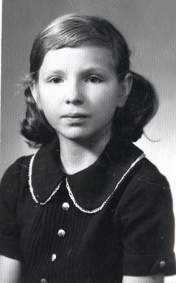 Девочка, жующая гудрон Девочка, жующая гудрон