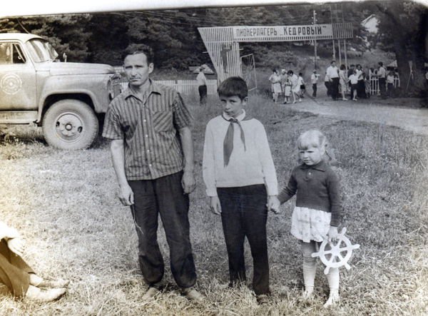 Девочка, жующая гудрон Девочка, жующая гудрон