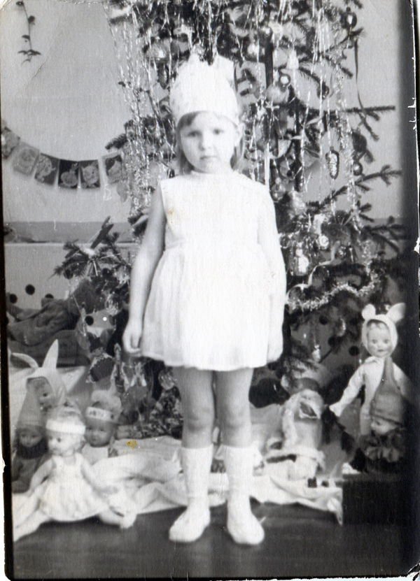 Девочка, жующая гудрон Девочка, жующая гудрон