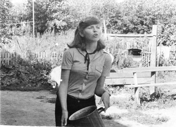 Девочка, жующая гудрон Девочка, жующая гудрон