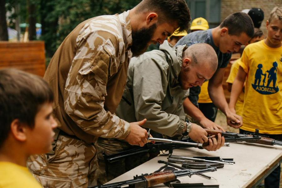 Британские СМИ опубликовали фото из спецлагеря, где бойцы батальона «Азов» обучают детей стрелять Британские СМИ опубликовали фото из спецлагеря, где бойцы батальона «Азов» обучают детей стрелять