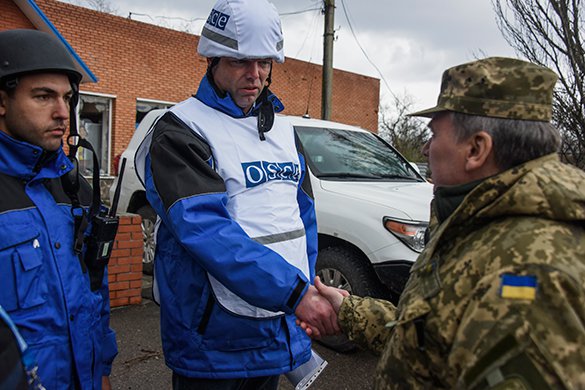 ОБСЕ на Донбассе не только наблюдает, но и корректирует огонь - ополченец ОБСЕ на Донбассе не только наблюдает, но и корректирует огонь - ополченец