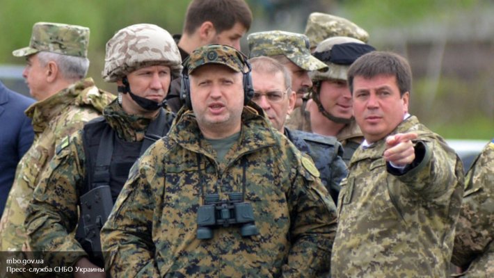 Турчинов, стоя на танке, заявил о скором введении военного положения Турчинов, стоя на танке, заявил о скором введении военного положения