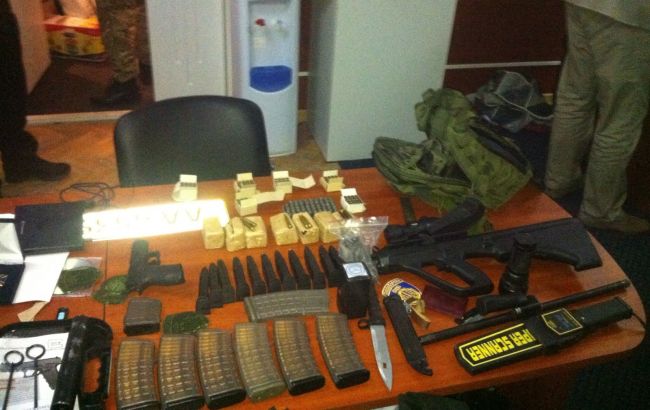 В Киеве обнаружена партия оружия и боеприпасов из зоны «АТО» В Киеве обнаружена партия оружия и боеприпасов из зоны «АТО»
