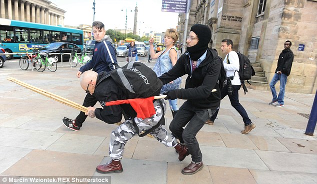 Нацистам наваляли в Ливерпуле Нацистам наваляли в Ливерпуле