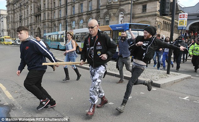 Нацистам наваляли в Ливерпуле Нацистам наваляли в Ливерпуле