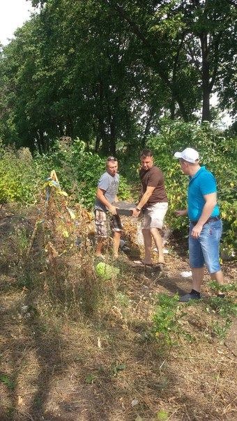 Памятник «героям АТО» на въезде в Славянск выбросили на свалку, а деревянный крест — в окоп  