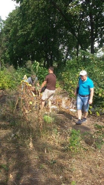 Памятник «героям АТО» на въезде в Славянск выбросили на свалку, а деревянный крест — в окоп  