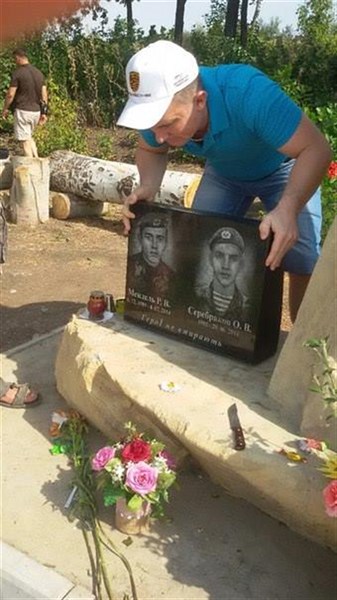 Памятник «героям АТО» на въезде в Славянск выбросили на свалку, а деревянный крест — в окоп  