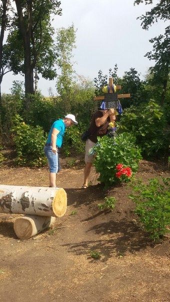 Памятник «героям АТО» на въезде в Славянск выбросили на свалку, а деревянный крест — в окоп  