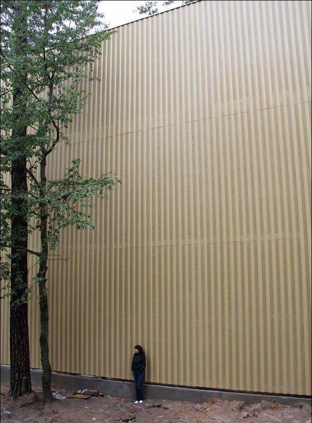 Глава госпредприятия «прячет свои богатства» за 13-ти метровым забором