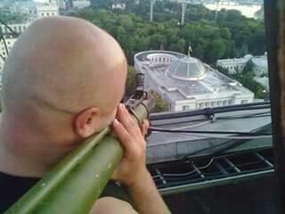 Мужчина с гранатомётом нацелился в здание Верховной Рады Мужчина с гранатомётом нацелился в здание Верховной Рады