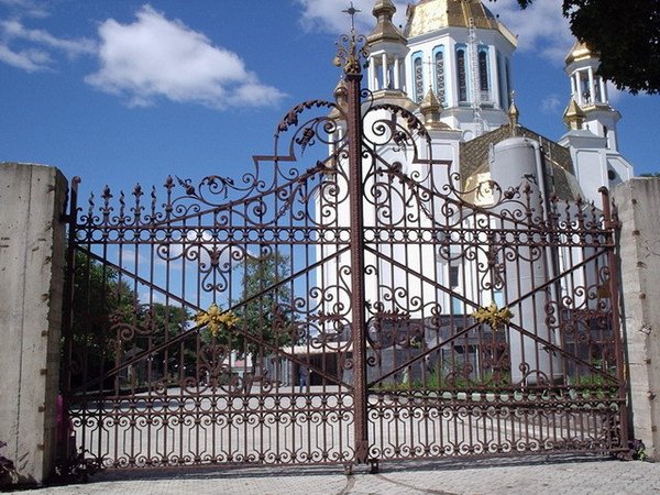 На Волыни хотят передать храм Киевскому Патриархату за то, что священник закрасил тризуб на воротах На Волыни хотят передать храм Киевскому Патриархату за то, что священник закрасил тризуб на воротах