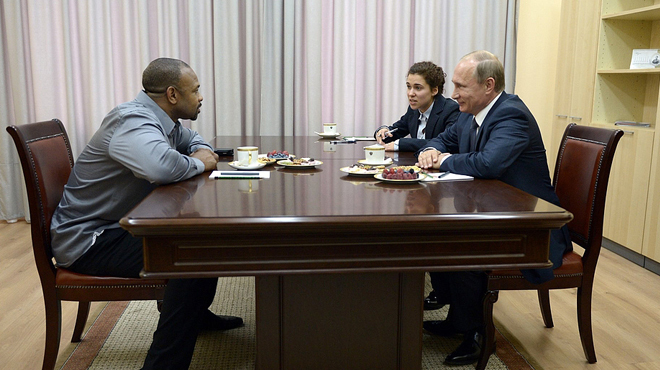 Боксер Рой Джонс попросил у Владимира Путина российское гражданство Боксер Рой Джонс попросил у Владимира Путина российское гражданство