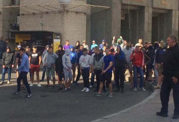 Украинские и польские фанаты захватили центр Киева Украинские и польские фанаты захватили центр Киева