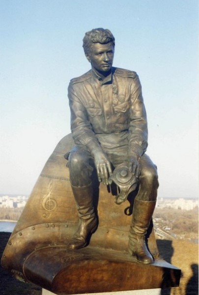 «Все нормально, падаю!» — памятник актеру Леониду Быкову хотят снести в Киеве. «Все нормально, падаю!» — памятник актеру Леониду Быкову хотят снести в Киеве.