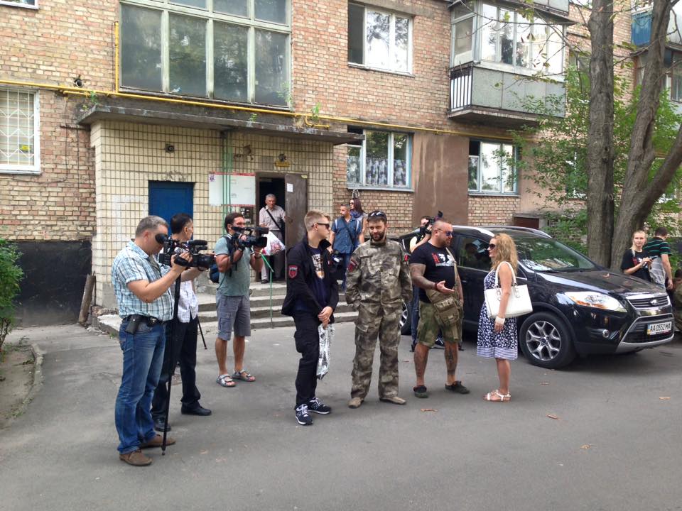 «Правый сектор» сорвал мемориальную доску Олесю Бузине, заменив её на портреты обвиняемых в убийстве писателя «Правый сектор» сорвал мемориальную доску Олесю Бузине, заменив её на портреты обвиняемых в убийстве писателя