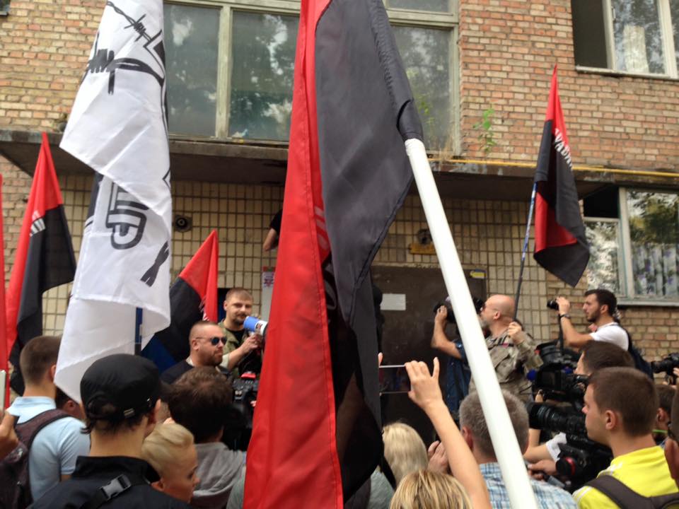 «Правый сектор» сорвал мемориальную доску Олесю Бузине, заменив её на портреты обвиняемых в убийстве писателя «Правый сектор» сорвал мемориальную доску Олесю Бузине, заменив её на портреты обвиняемых в убийстве писателя