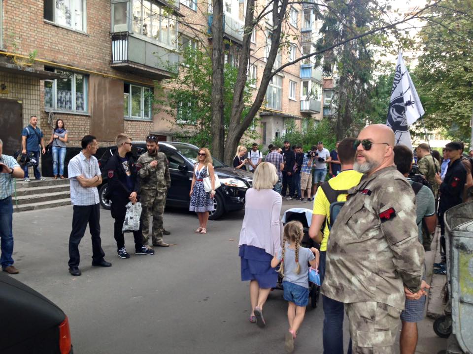 «Правый сектор» сорвал мемориальную доску Олесю Бузине, заменив её на портреты обвиняемых в убийстве писателя «Правый сектор» сорвал мемориальную доску Олесю Бузине, заменив её на портреты обвиняемых в убийстве писателя