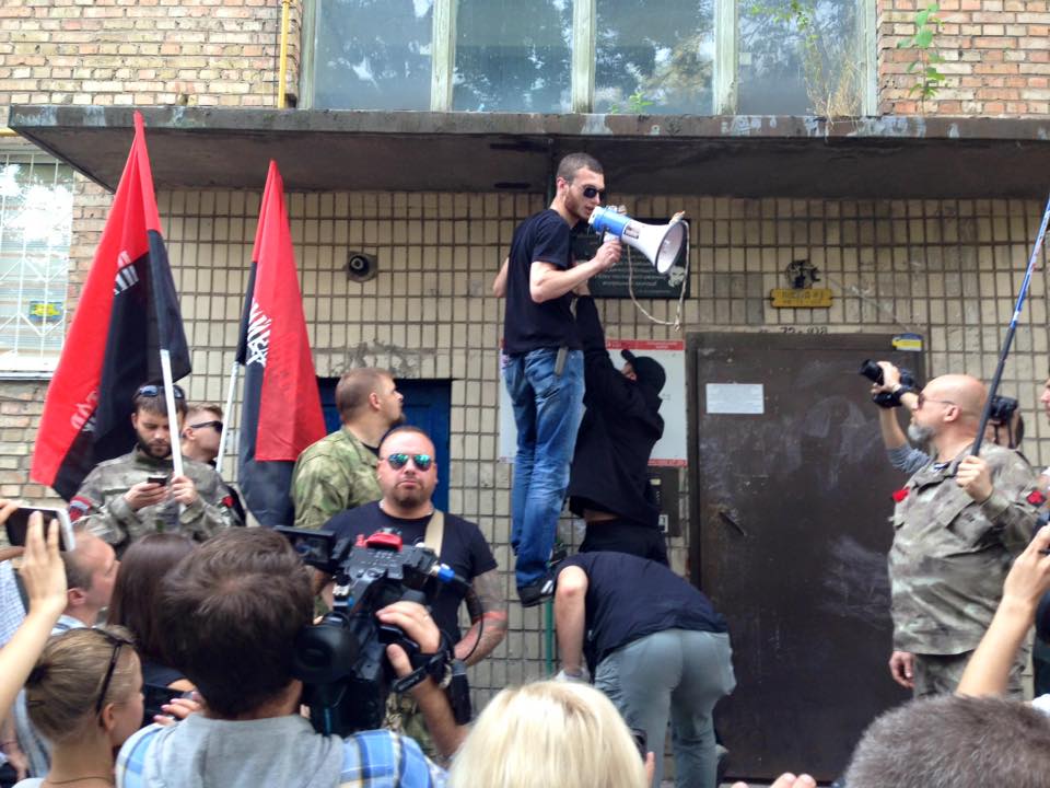 «Правый сектор» сорвал мемориальную доску Олесю Бузине, заменив её на портреты обвиняемых в убийстве писателя «Правый сектор» сорвал мемориальную доску Олесю Бузине, заменив её на портреты обвиняемых в убийстве писателя