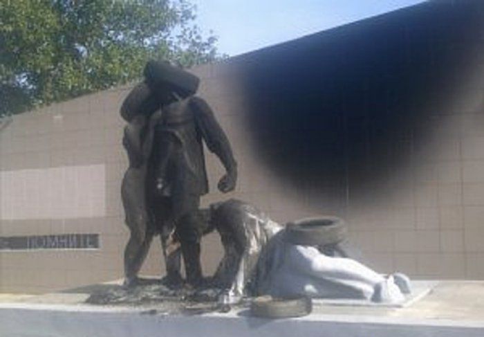 В Запорожье обложили шинами и подожгли памятник «Жертвам фашизма» В Запорожье обложили шинами и подожгли памятник «Жертвам фашизма»