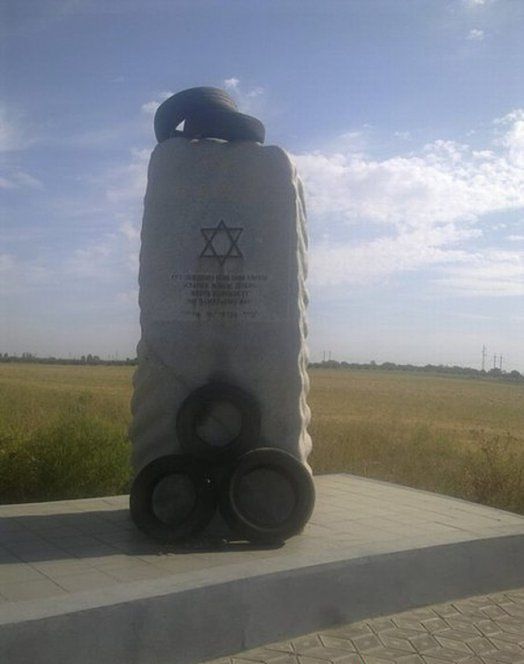 В Запорожье обложили шинами и подожгли памятник «Жертвам фашизма» В Запорожье обложили шинами и подожгли памятник «Жертвам фашизма»