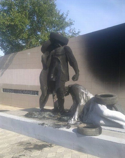 В Запорожье обложили шинами и подожгли памятник «Жертвам фашизма» В Запорожье обложили шинами и подожгли памятник «Жертвам фашизма»