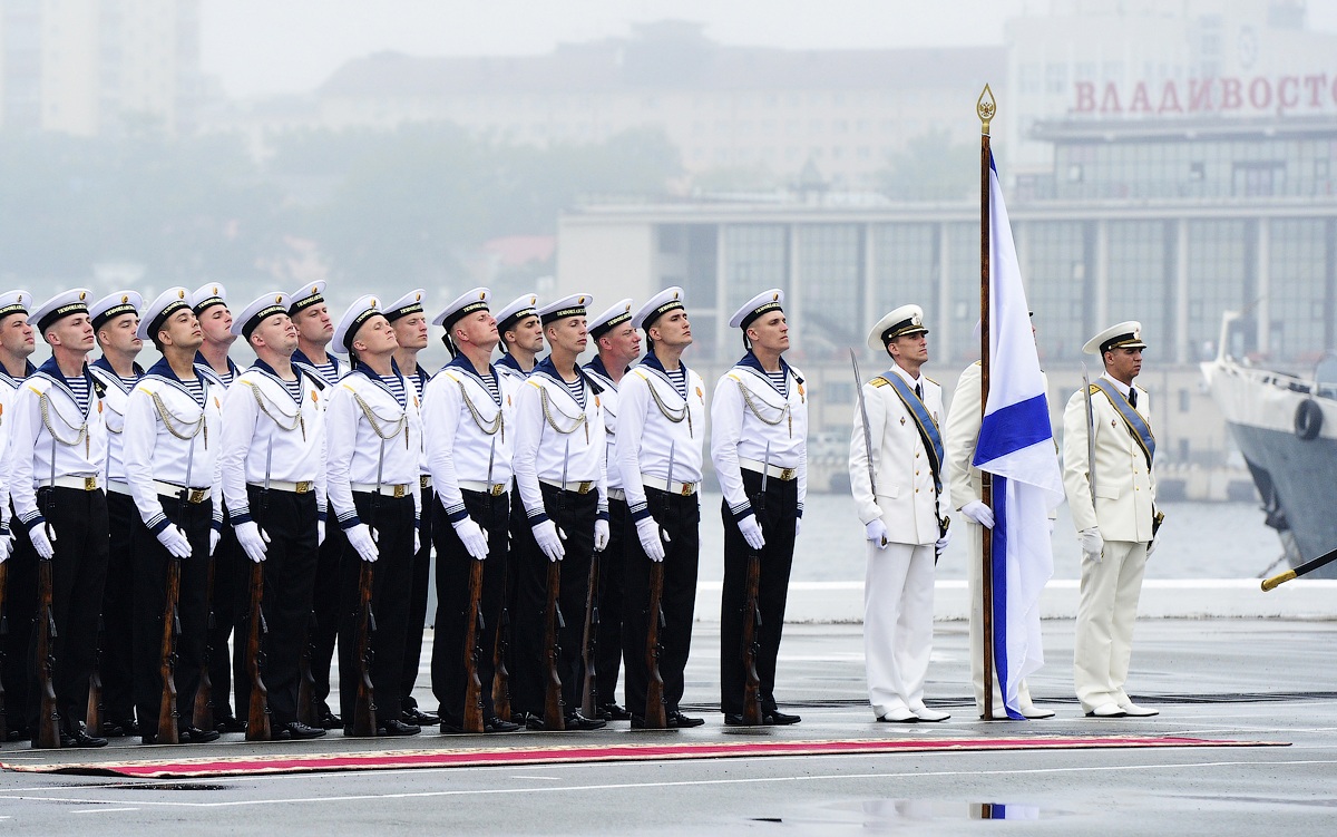 Морские военные учения России и Китая переросли в торжественный парад