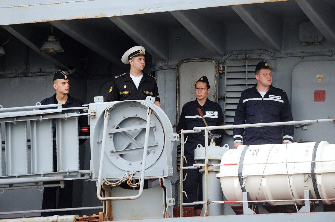 Морские военные учения России и Китая переросли в торжественный парад