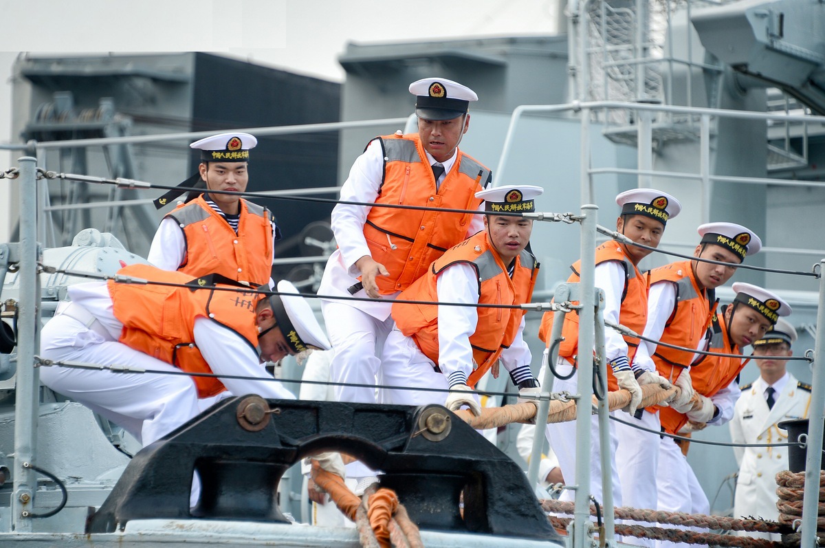 Морские военные учения России и Китая переросли в торжественный парад