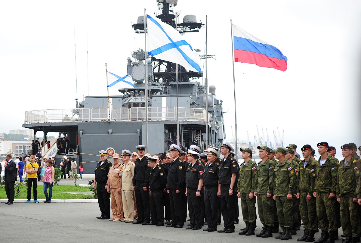 Морские военные учения России и Китая переросли в торжественный парад