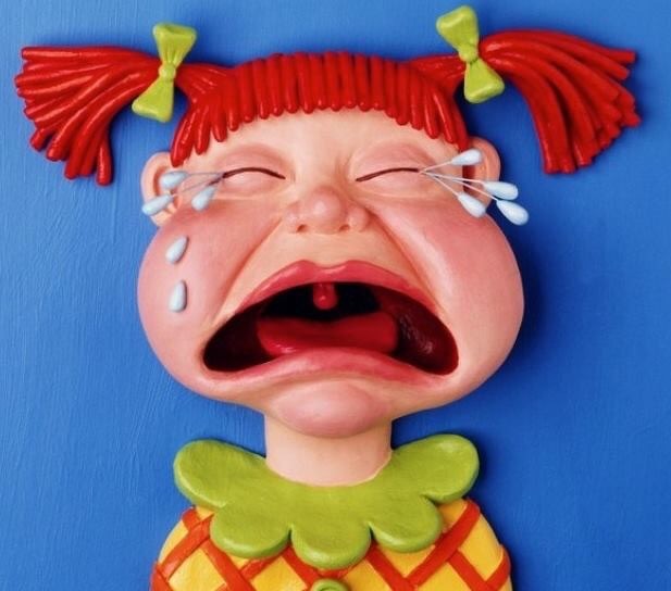 Плачет девушка в банкомате Плачет девушка в банкомате