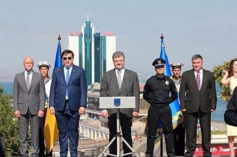 Саакашвили отметился не только галстуком, но и штанами Саакашвили отметился не только галстуком, но и штанами