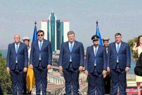 Саакашвили отметился не только галстуком, но и штанами Саакашвили отметился не только галстуком, но и штанами