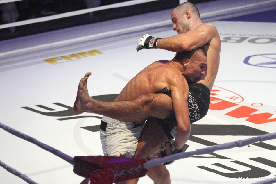 Владимир Путин, загорелые самбисты и крупная женщина Владимир Путин, загорелые самбисты и крупная женщина