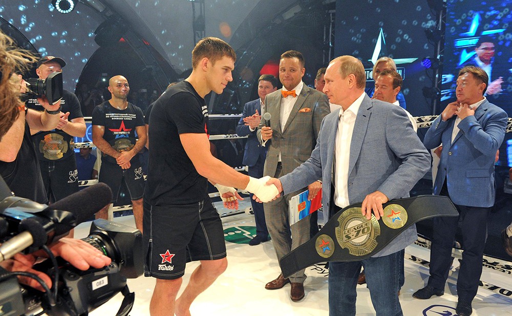 Владимир Путин, загорелые самбисты и крупная женщина Владимир Путин, загорелые самбисты и крупная женщина