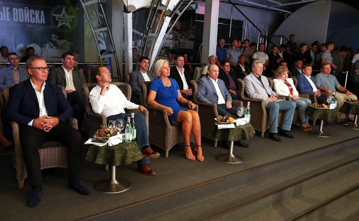 Владимир Путин, загорелые самбисты и крупная женщина Владимир Путин, загорелые самбисты и крупная женщина