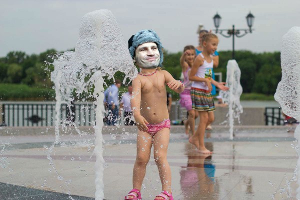 Кличко искупался в фонтане, чтобы проверить, как он работает Кличко искупался в фонтане, чтобы проверить, как он работает