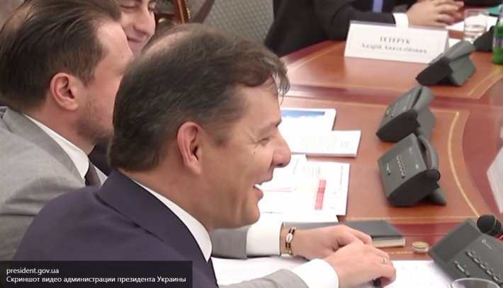 Ляшко и радикалы заблокировали президиум Рады Ляшко и радикалы заблокировали президиум Рады