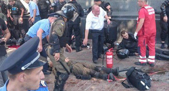 Двадцать военных ранены возле здания Рады в Киеве Двадцать военных ранены возле здания Рады в Киеве