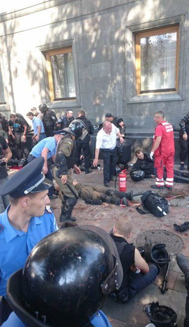 Двадцать военных ранены возле здания Рады в Киеве Двадцать военных ранены возле здания Рады в Киеве