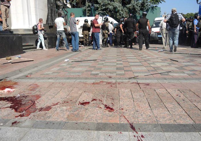 Двадцать военных ранены возле здания Рады в Киеве Двадцать военных ранены возле здания Рады в Киеве