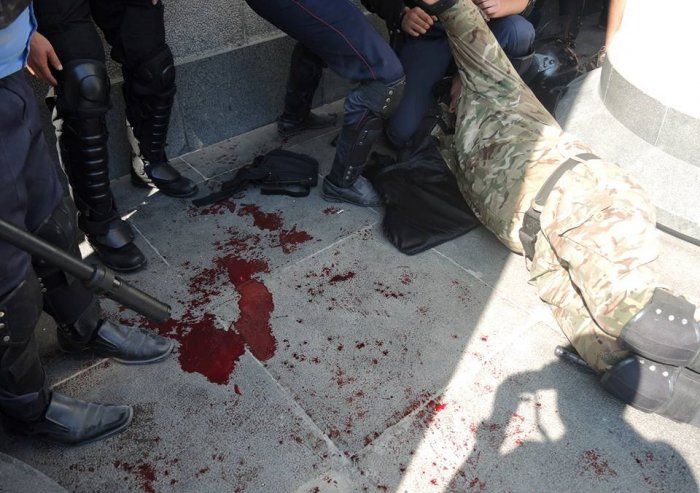 Двадцать военных ранены возле здания Рады в Киеве Двадцать военных ранены возле здания Рады в Киеве