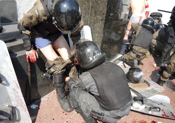 Двадцать военных ранены возле здания Рады в Киеве Двадцать военных ранены возле здания Рады в Киеве