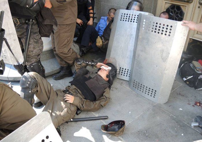 Двадцать военных ранены возле здания Рады в Киеве Двадцать военных ранены возле здания Рады в Киеве