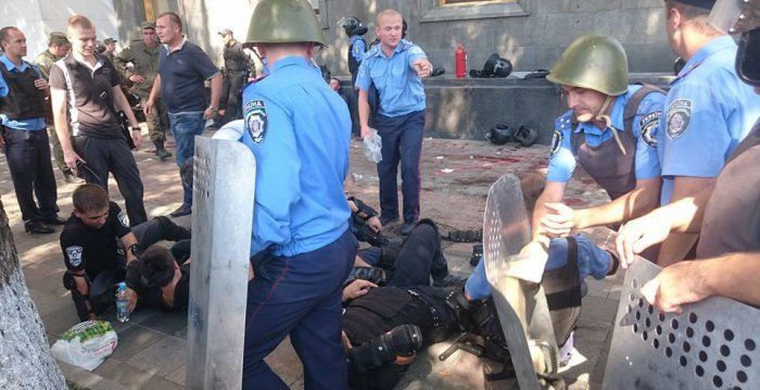 Двадцать военных ранены возле здания Рады в Киеве Двадцать военных ранены возле здания Рады в Киеве