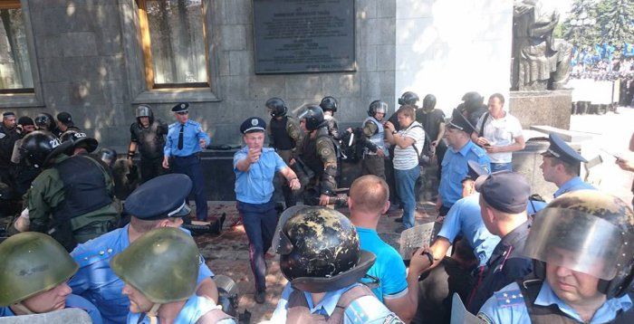 Двадцать военных ранены возле здания Рады в Киеве Двадцать военных ранены возле здания Рады в Киеве