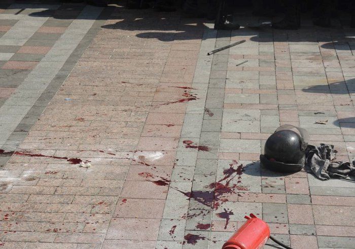 Двадцать военных ранены возле здания Рады в Киеве Двадцать военных ранены возле здания Рады в Киеве