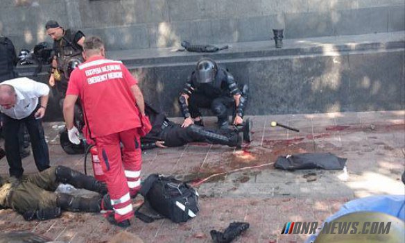 Двадцать военных ранены возле здания Рады в Киеве Двадцать военных ранены возле здания Рады в Киеве