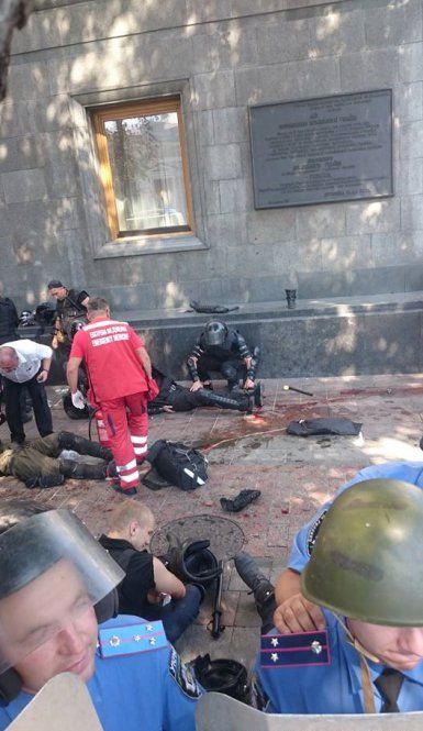 Двадцать военных ранены возле здания Рады в Киеве Двадцать военных ранены возле здания Рады в Киеве